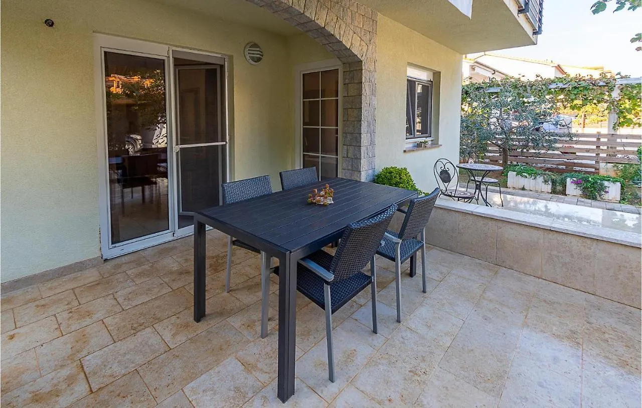 1 Bedroom Cozy Apartment In Medulin