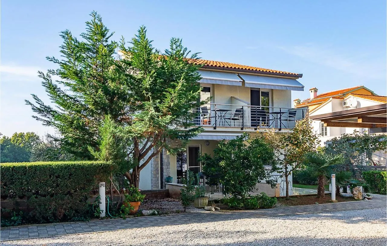 1 Bedroom Cozy Apartment In Medulin